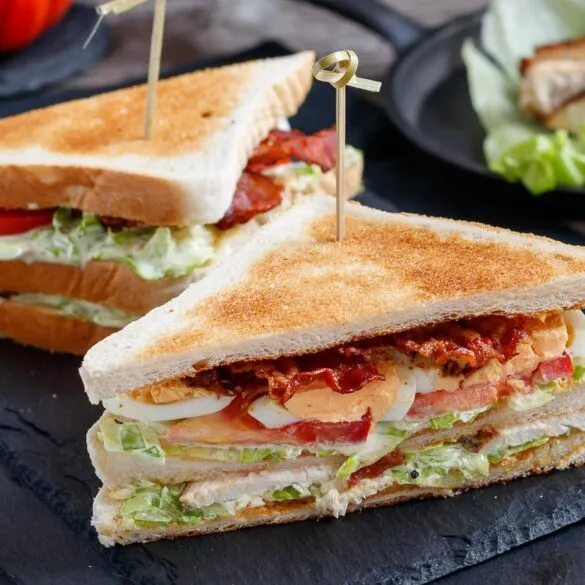 Der Snack-Klassiker ganz einfach - Ein New York Club Sandwich fertig zum Genießen