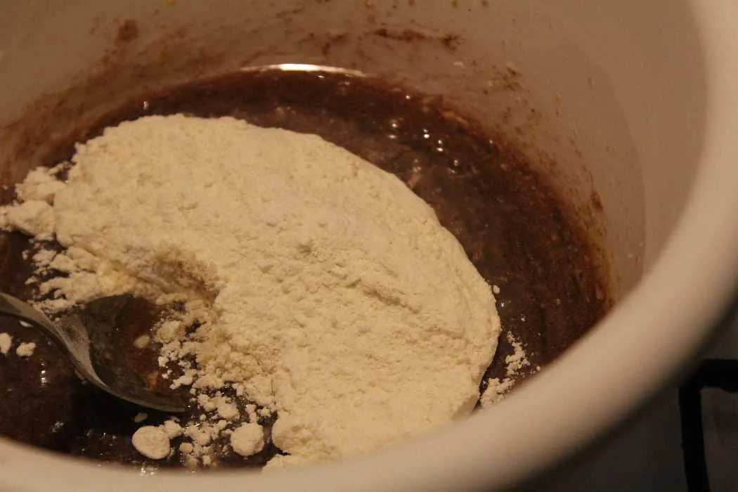 Der Teig wird mit einem Esslöffel verrührt