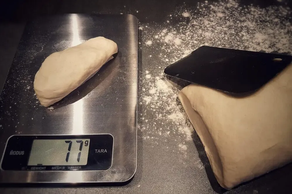 Der Teig wird portioniert