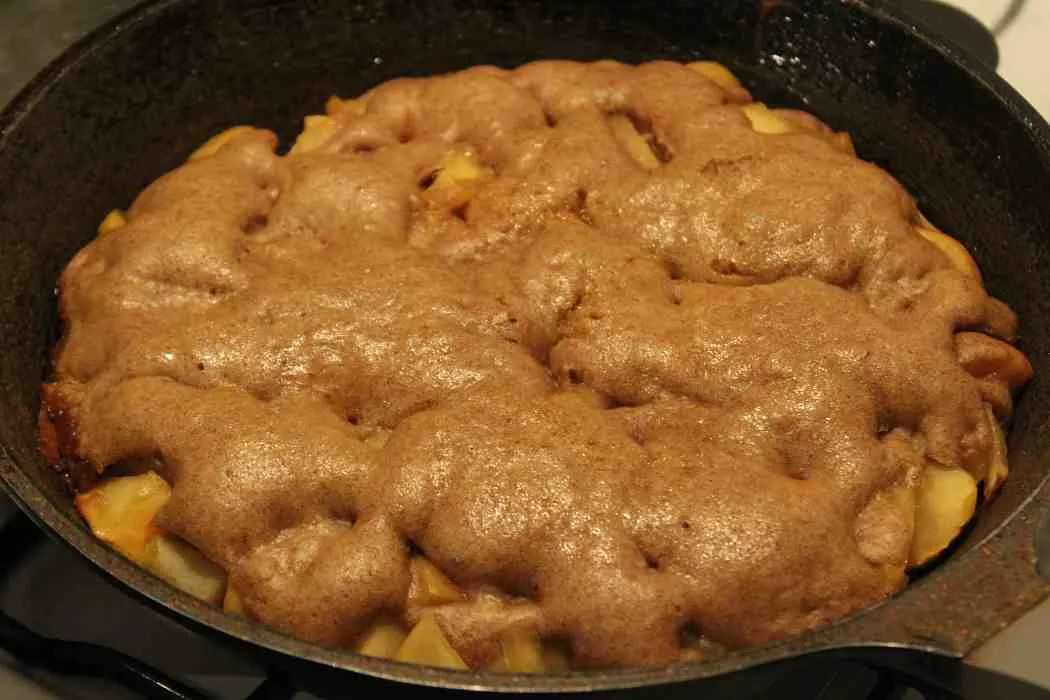 Der ungebackene Teig in der Pfanne nach 10 Minuten mit Deckel