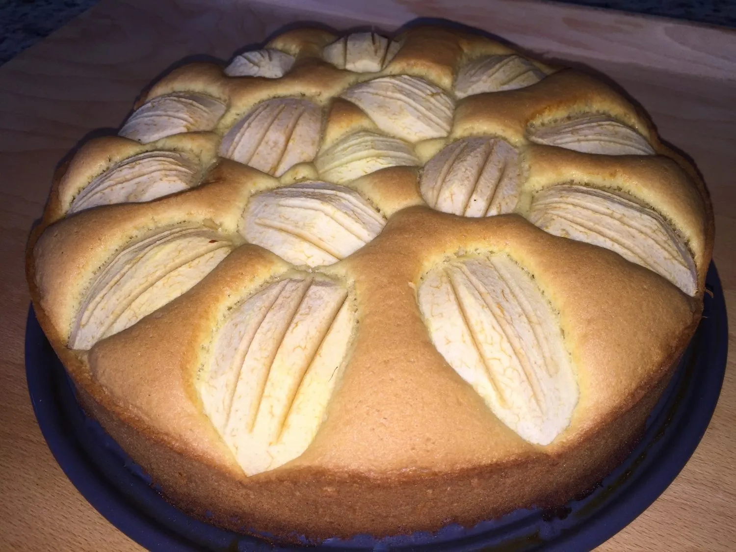 Der Versunkene Apfelkuchen während des Backvorgangs im Ofen