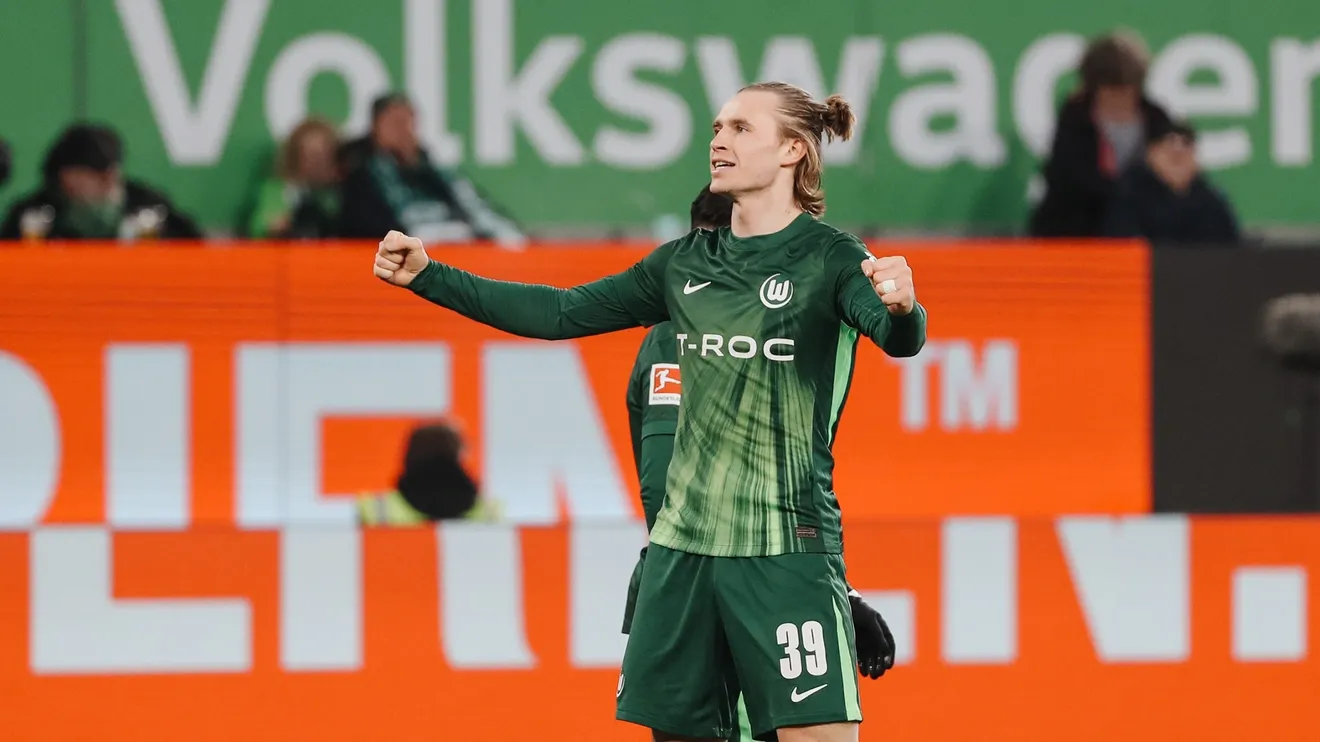 Der VfL-Wolfsburg-Spieler Patrick Wimmer jubelt und ballt die Fäuste.