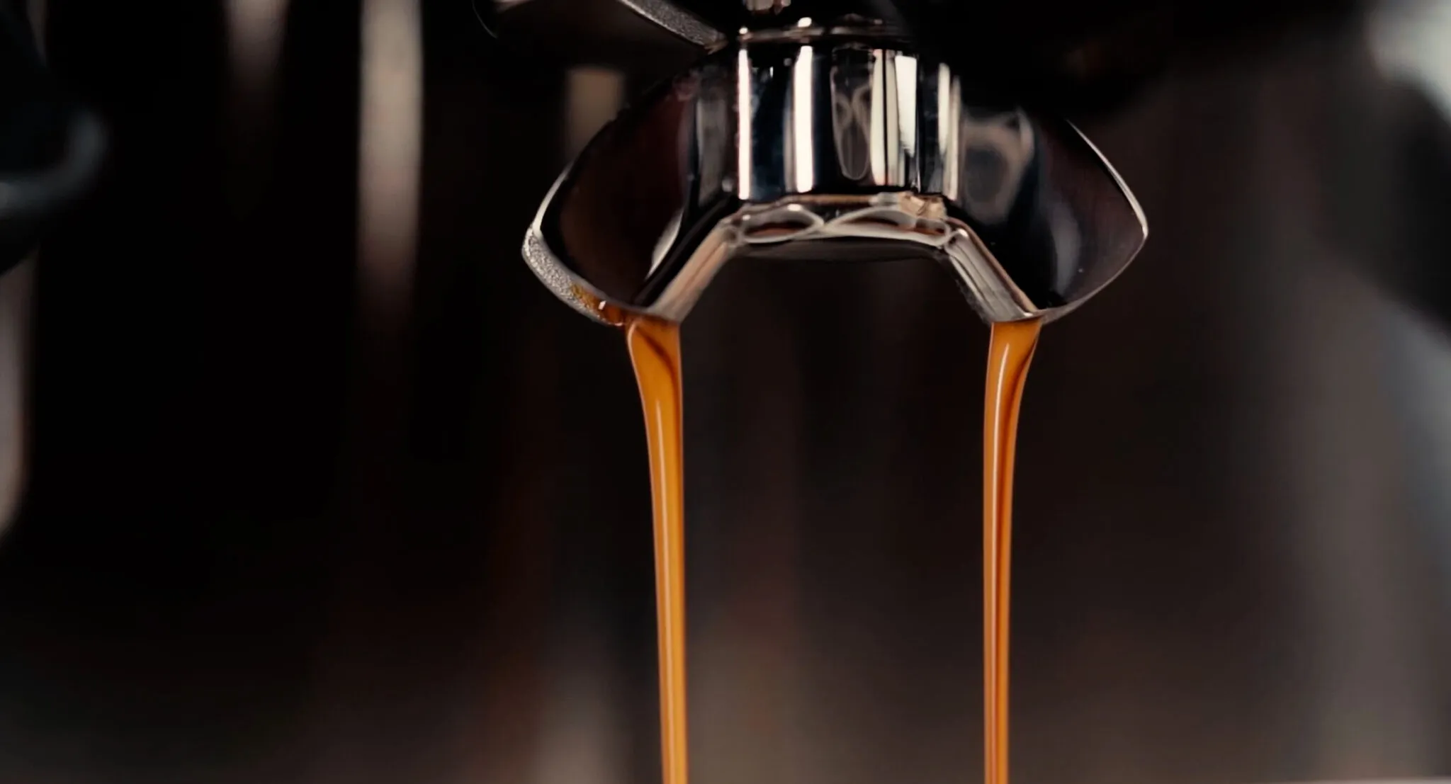 Detailansicht der dicken, dichten Crema auf einem Café Crema, bereit zum Genuss