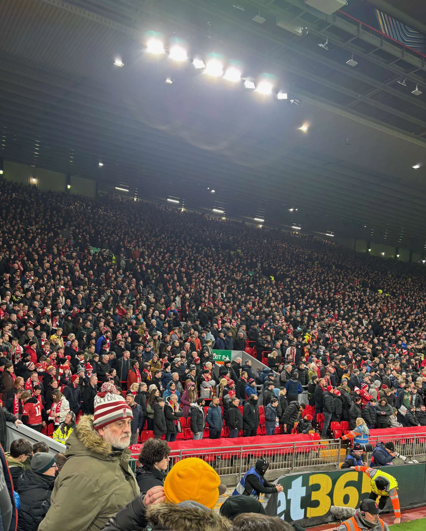 Detailansicht der Kop Tribüne mit stehenden Fans, die ihr Team anfeuern.