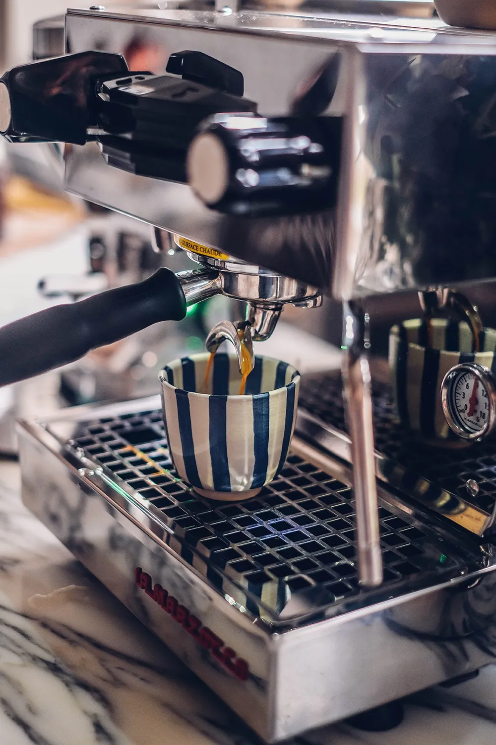 Detailansicht der La Marzocco Linea Mini mit Espressotasse