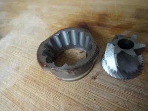 Detailansicht des Zahnriemens und der Zahnräder im DeLonghi Mahlwerk