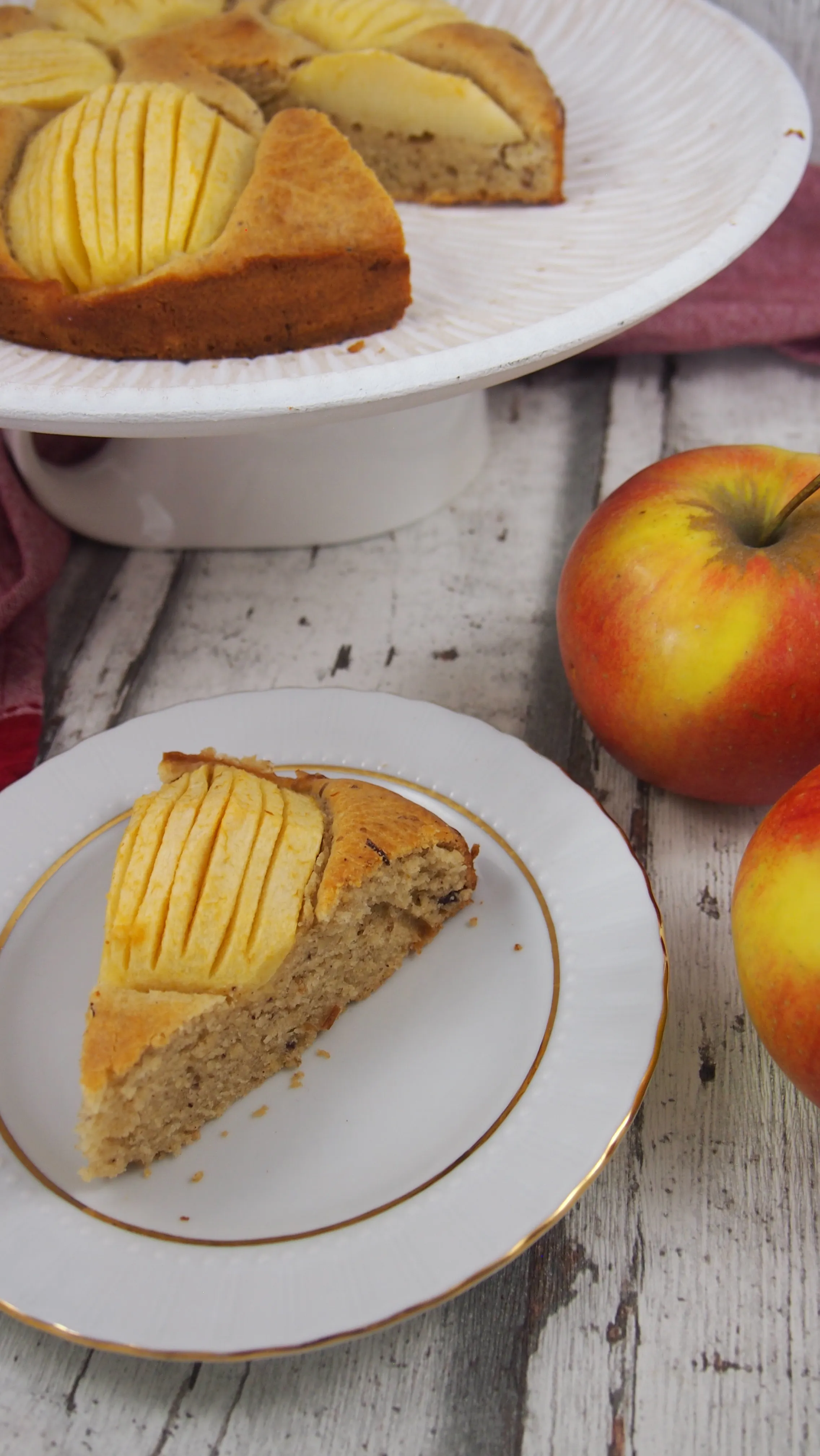 Detailansicht eines angeschnittenen Stücks Apfelkuchen ohne Zucker
