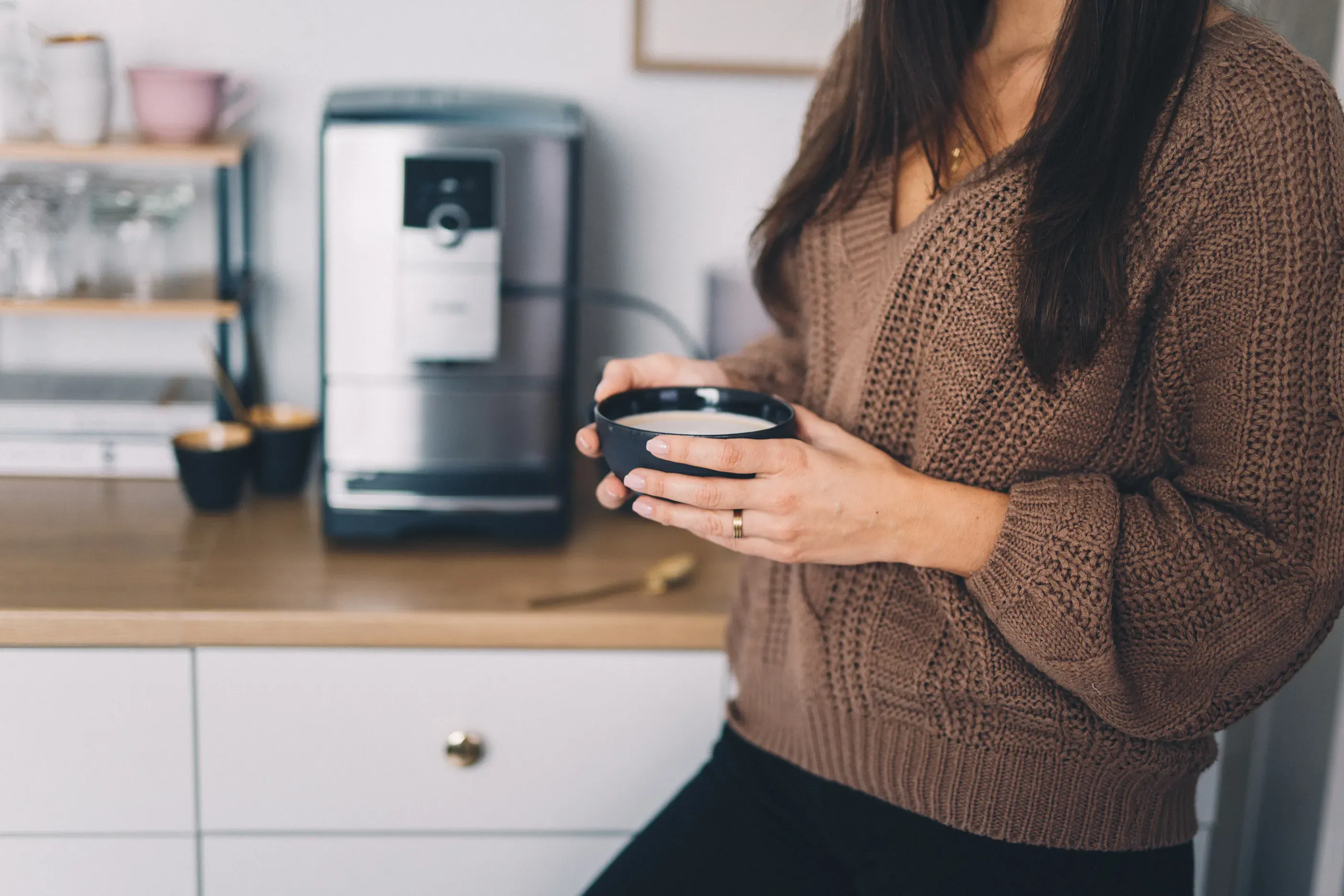 Detailansicht eines NIVONA Kaffeevollautomaten, der cremigen Milchschaum zubereitet