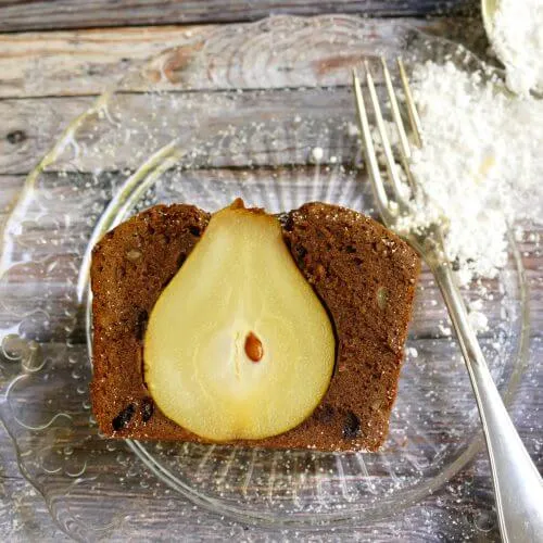 Detailansicht eines Stücks Schoko-Birnen-Kuchen mit Birne