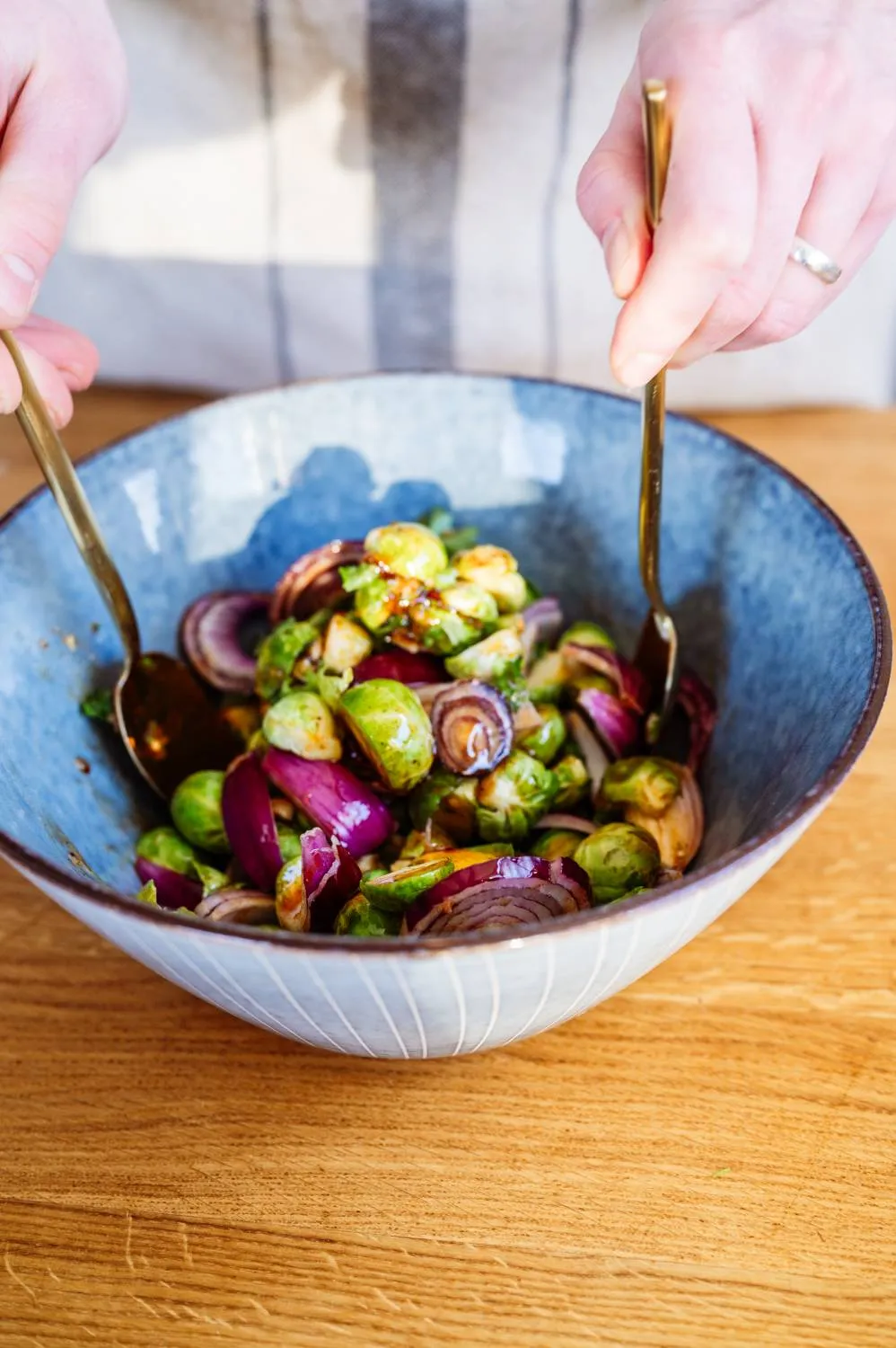 Detailansicht von gebackenen Rosenkohlblättern