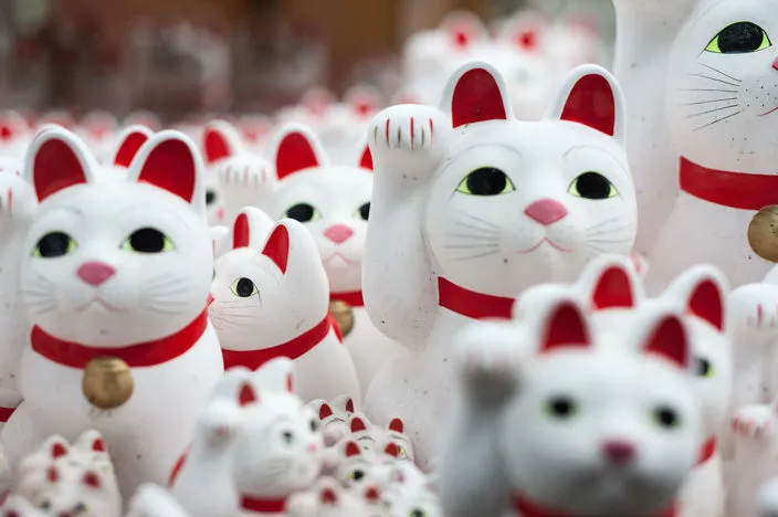 Detailansicht von Maneki Nekos mit ihrem charakteristischen Winken