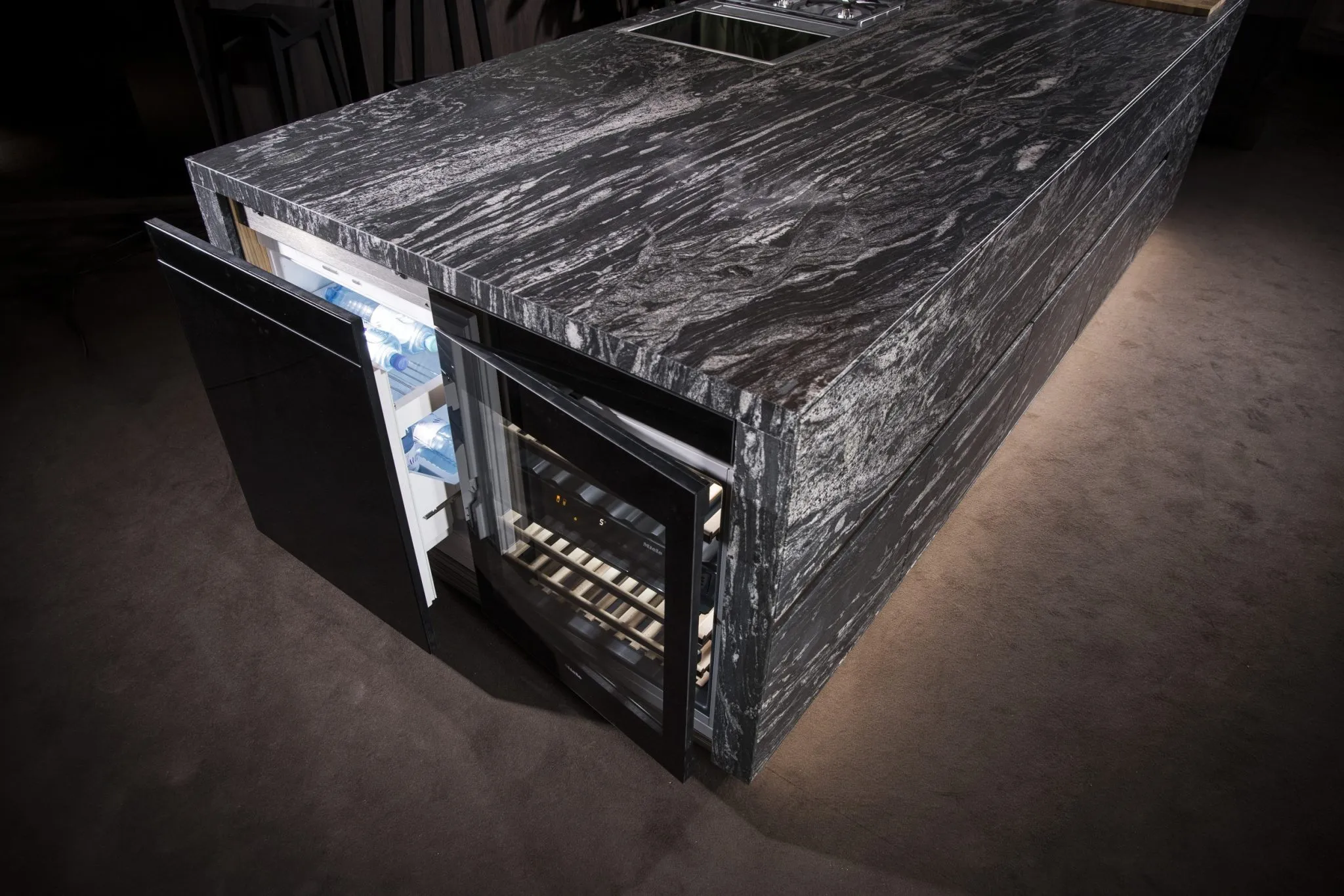 Detaillierte Ansicht einer hochwertigen Kücheninsel mit Natursteinplatte auf einer Messe