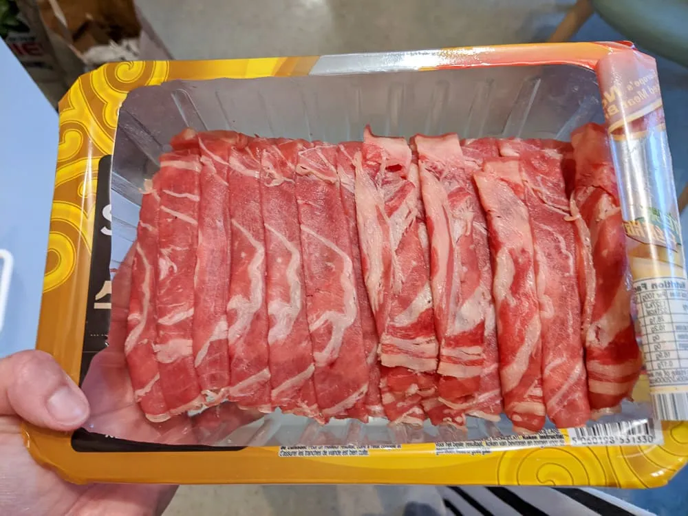 Details der Fleischpackung mit Herkunftsangabe