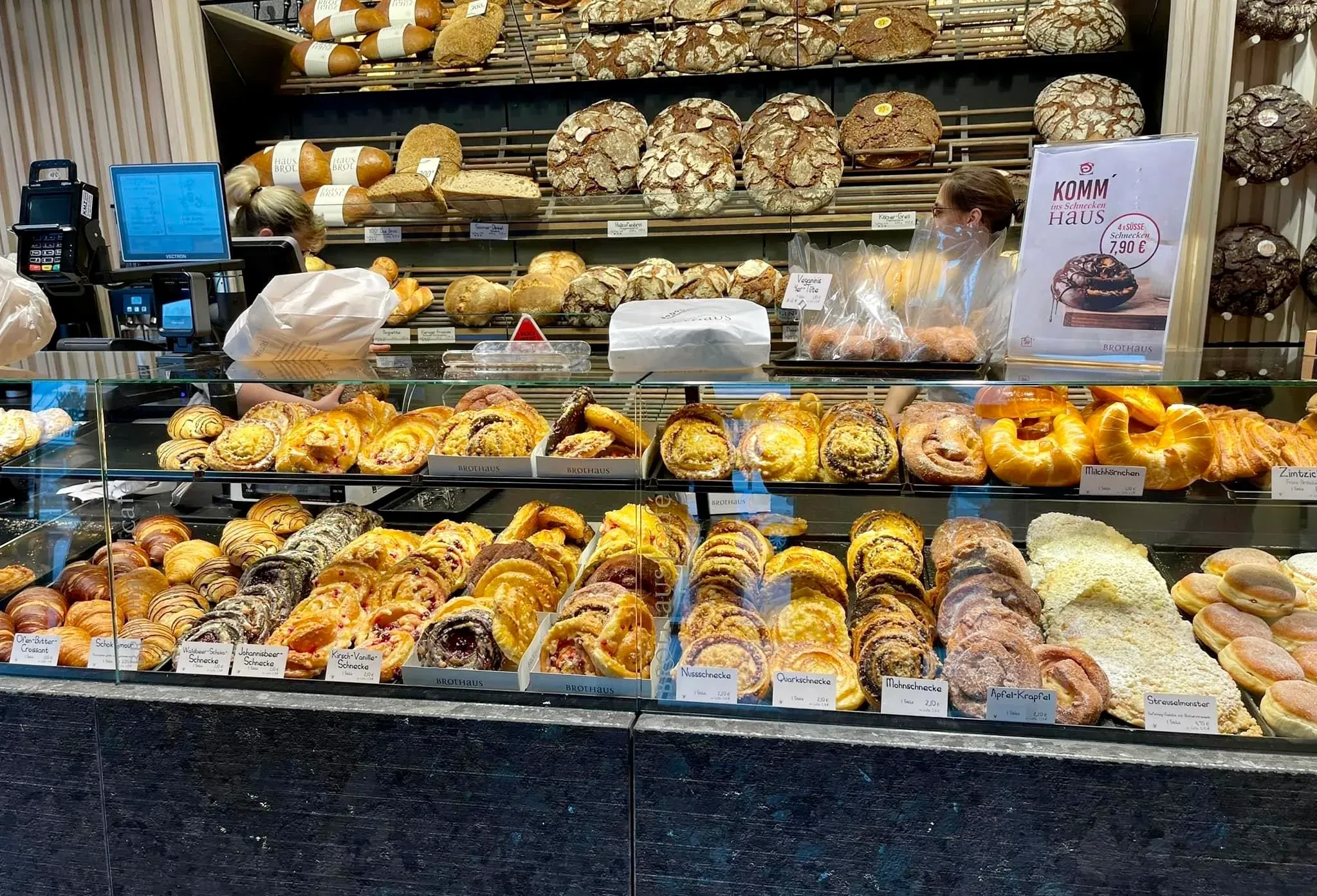 Deutsche Bäckerei mit Gebäck und Kuchen