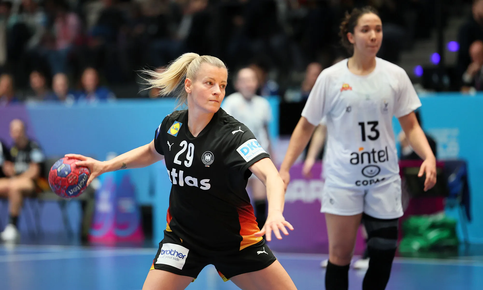 DHB-Kapitänin Antje Döll während eines Spiels