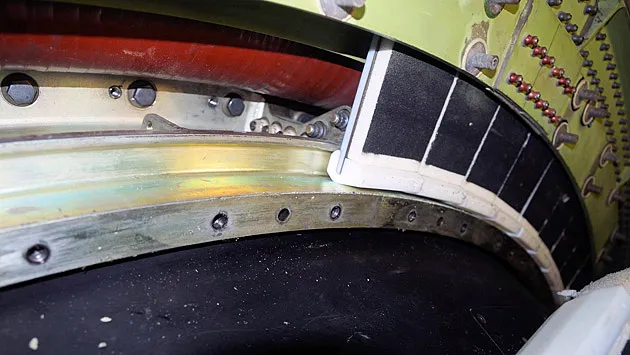 Dichtungen des SOFIA-Teleskops: Diaphragm-Seal (rot) und Fail-Safe-Seal (schwarz-weiß) als primäre und sekundäre Druckdichtung