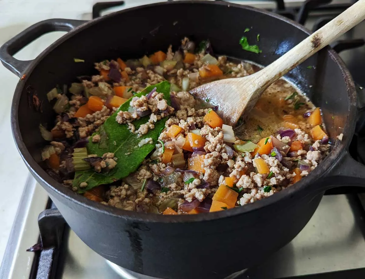 Die angebratene Lammhackfleischmischung für Shepherd's Pie