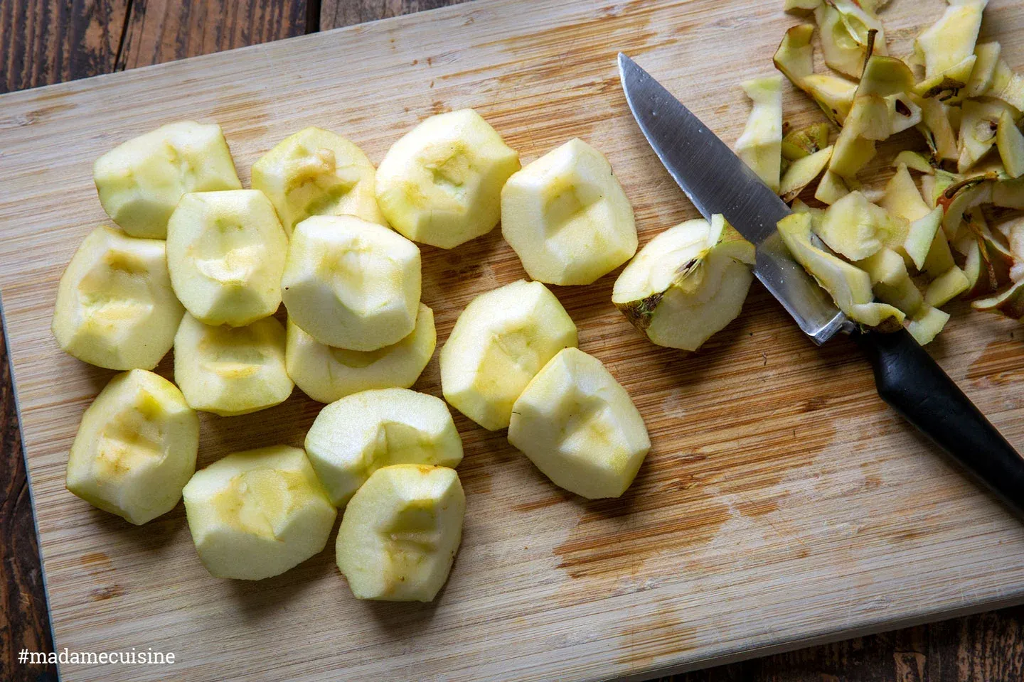 Die Äpfel schälen, entkernen und klein schneiden.
