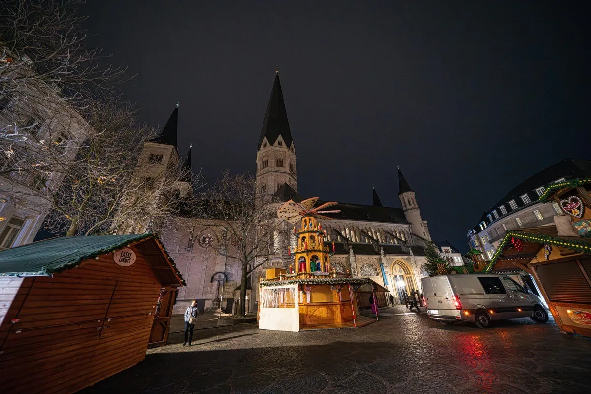 Die Außenansicht des Bonner Münsters in der Dämmerung