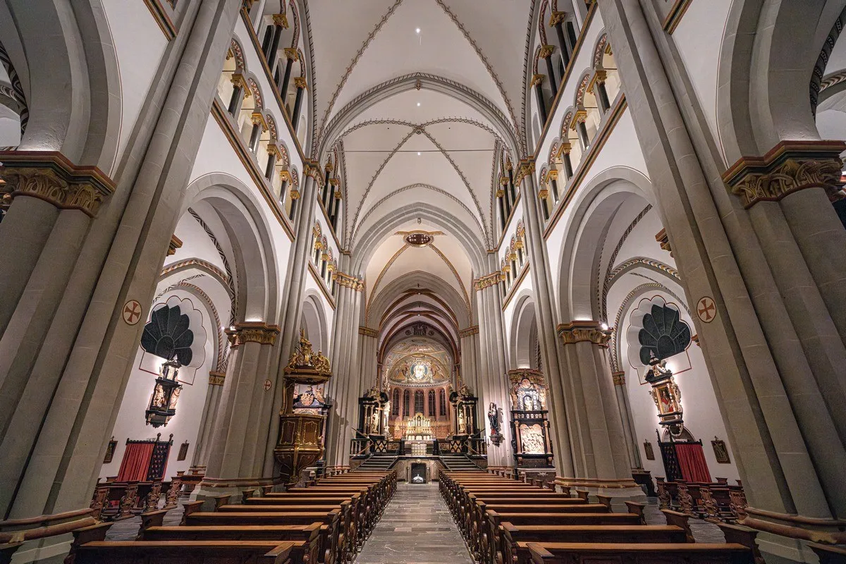 Die beeindruckende Innenansicht des Bonner Münsters