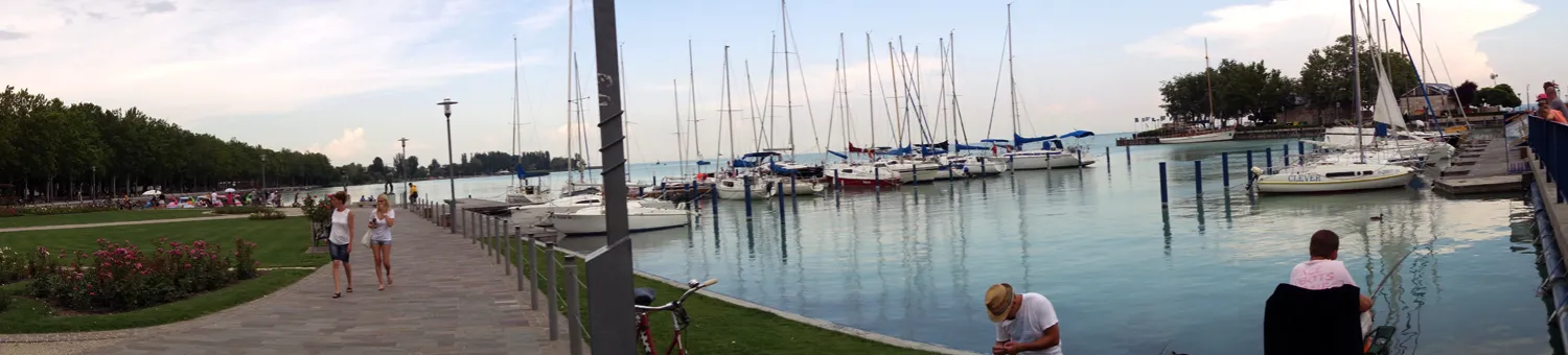 Die belebte Uferpromenade in Meersburg mit Segelbooten