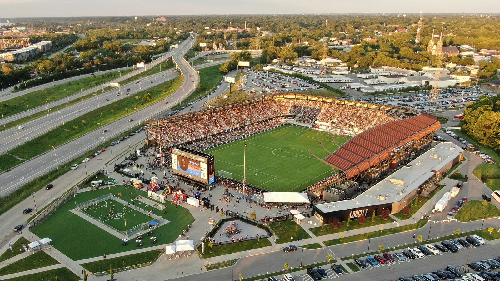 Die BlueOval SK Fan Zone im Lynn Family Stadium