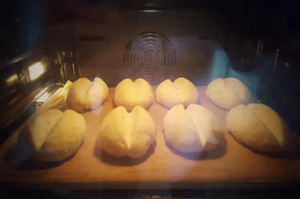 Die Brötchenteiglinge werden bei Ober-/Unterhitze gebacken