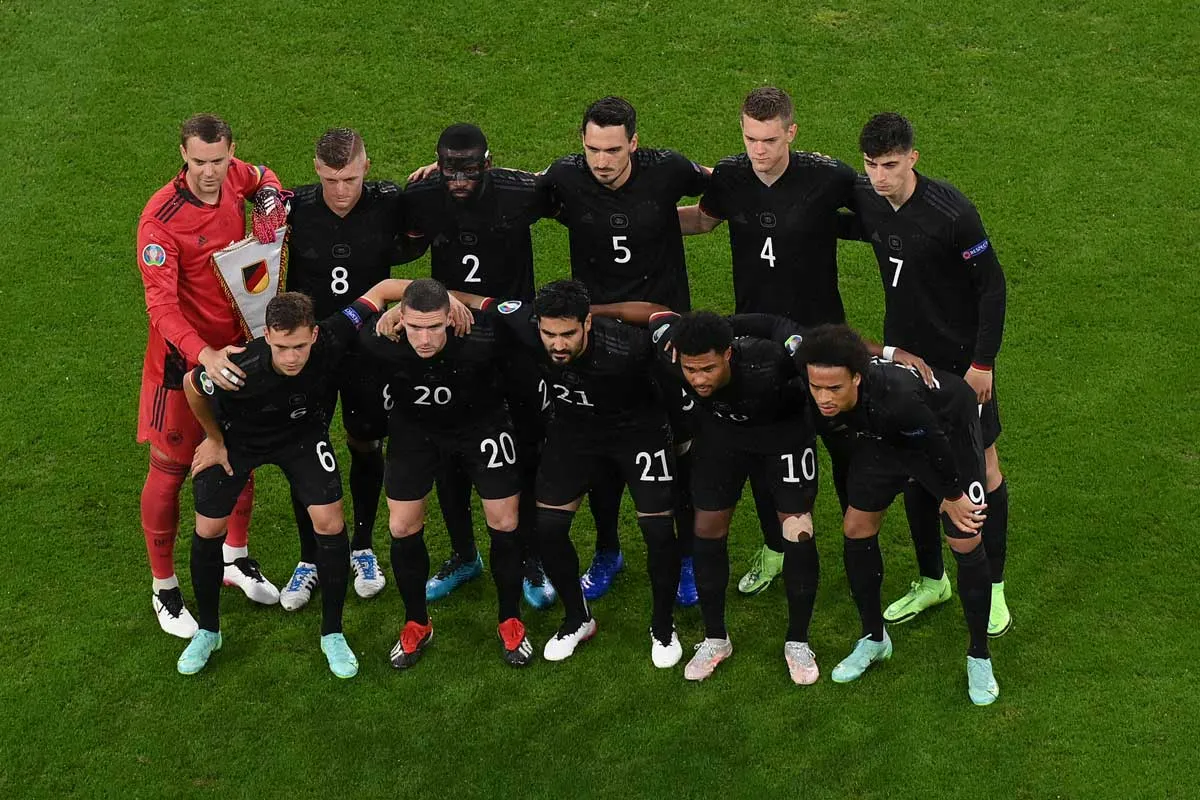 Die deutschen Spieler posieren für das Mannschaftsfoto vor dem Fußballspiel der UEFA EURO 2020 Gruppe F zwischen Deutschland und Ungarn in der Allianz Arena in München am 23. Juni 2021.