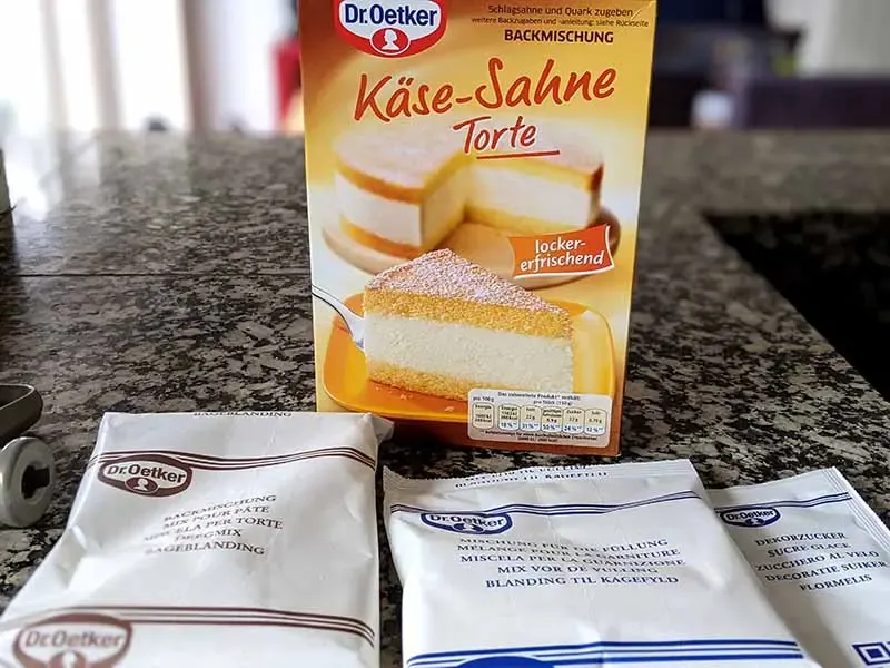 Die drei Päckchen der Dr. Oetker Käse Sahne Torte Backmischung