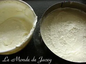 Die erste Schicht Quarkcreme wird auf den Ananasboden gestrichen