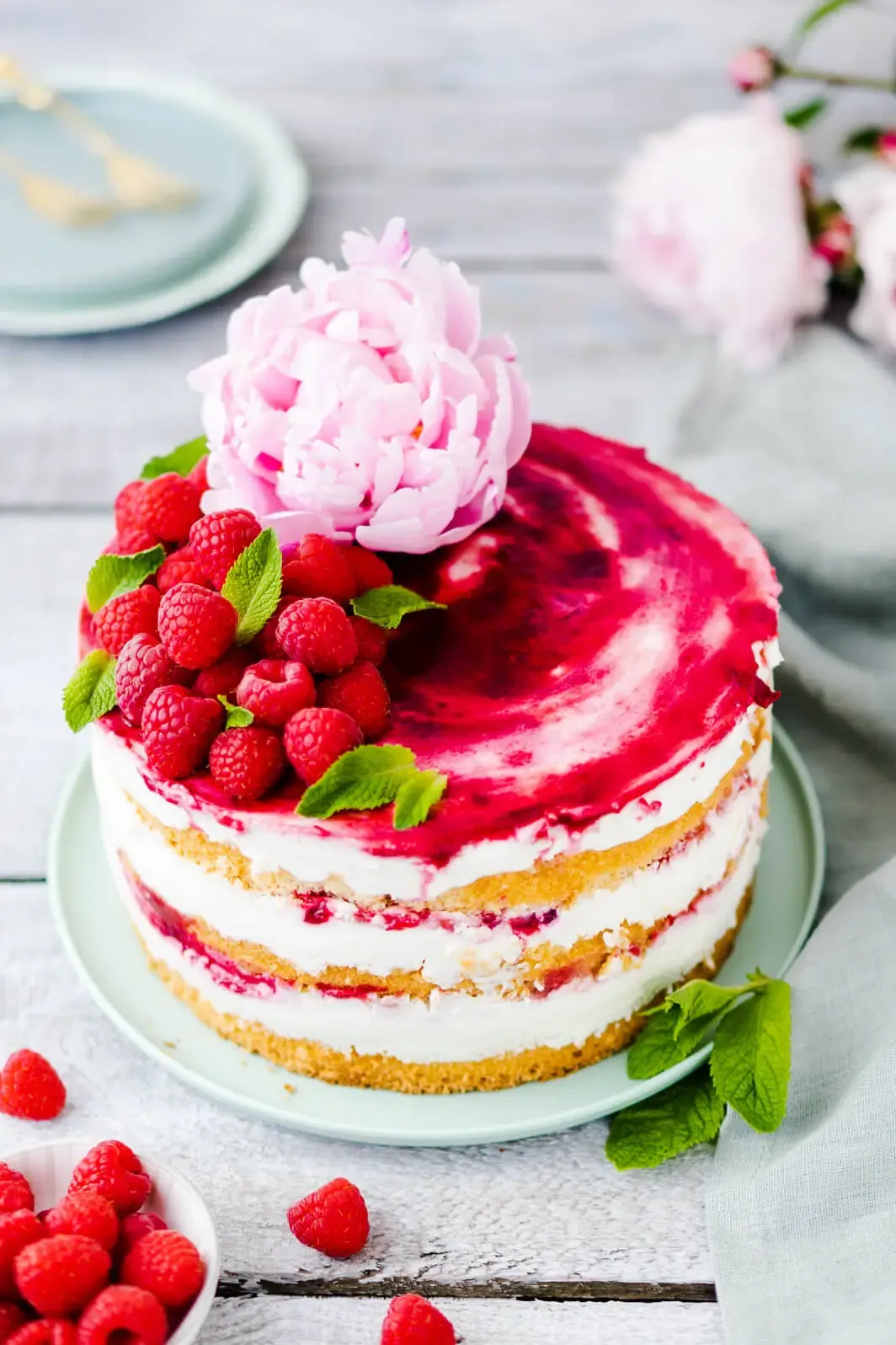 Die fertig dekorierte Joghurt-Himbeer-Torte präsentiert sich elegant