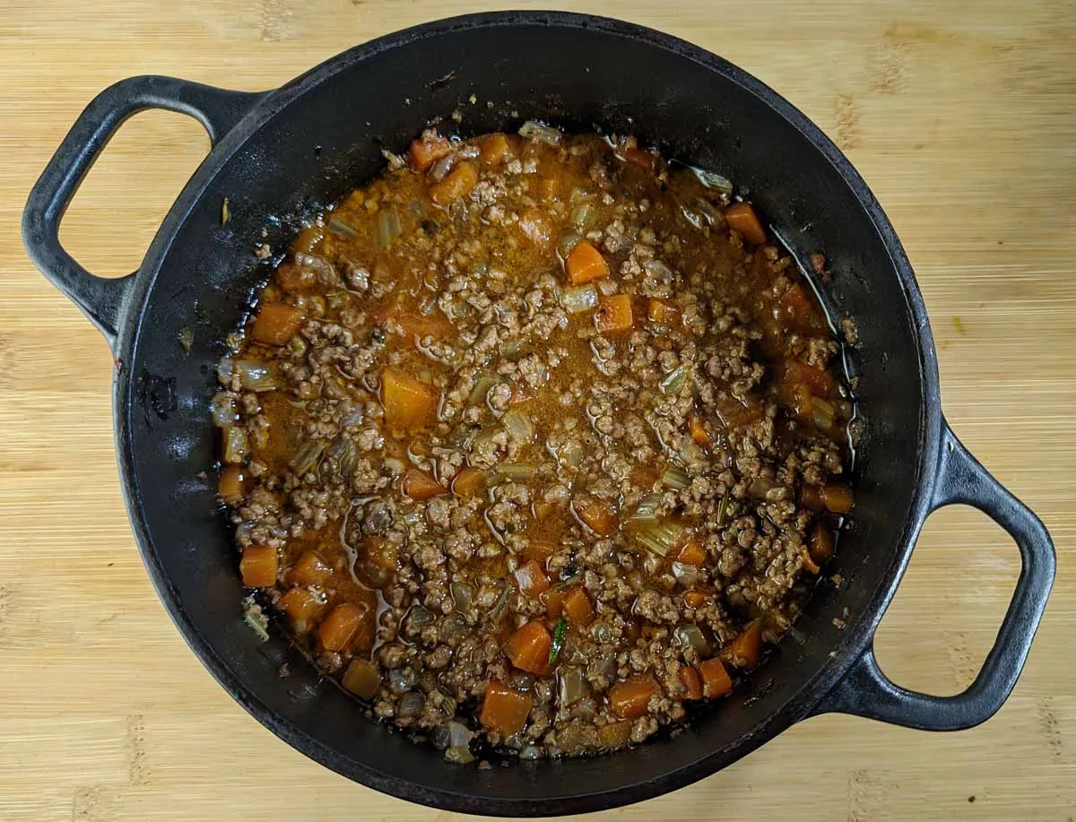 Die fertige, reduzierte Lammfüllung für Shepherd's Pie