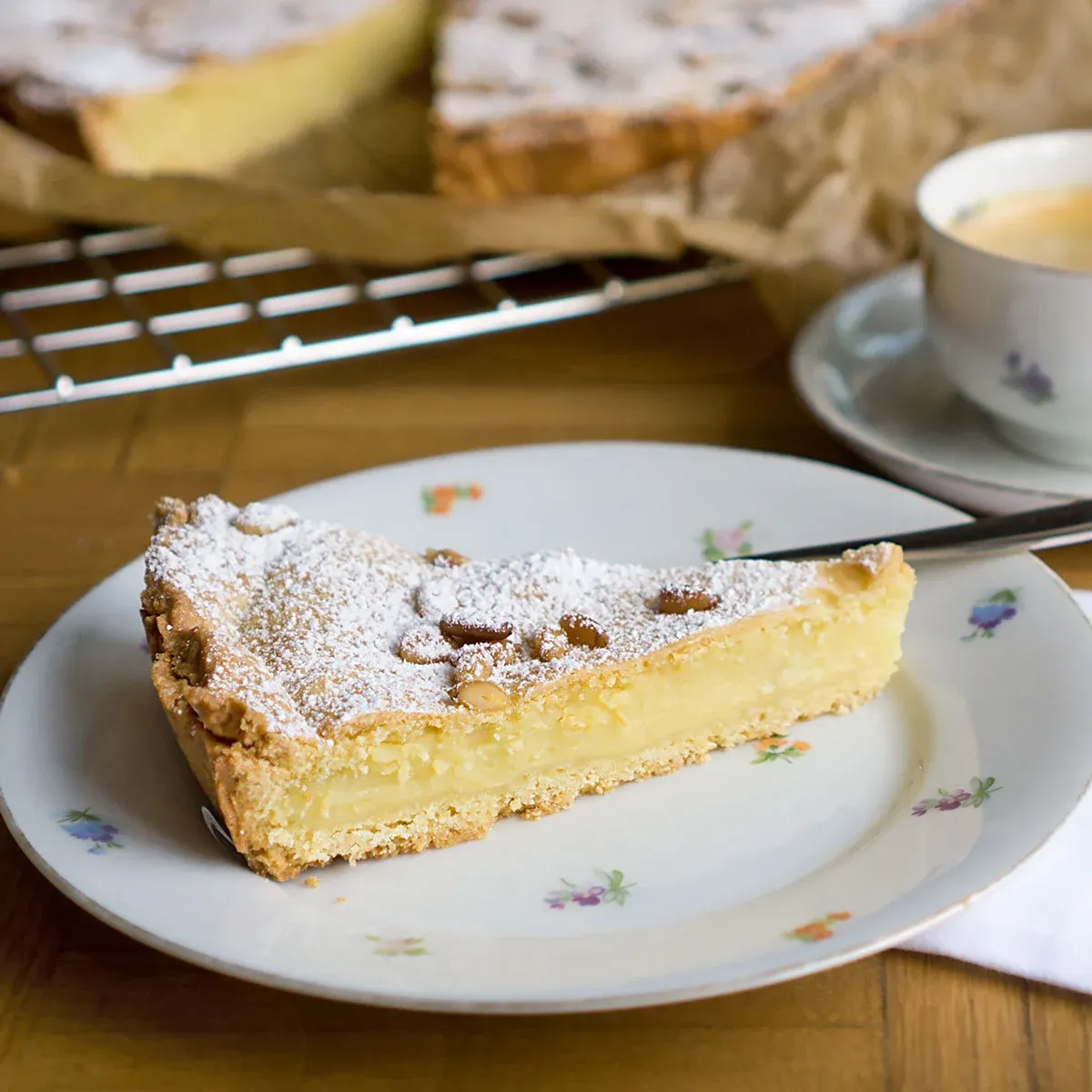 Die fertige Torta della Nonna, bestreut mit Puderzucker