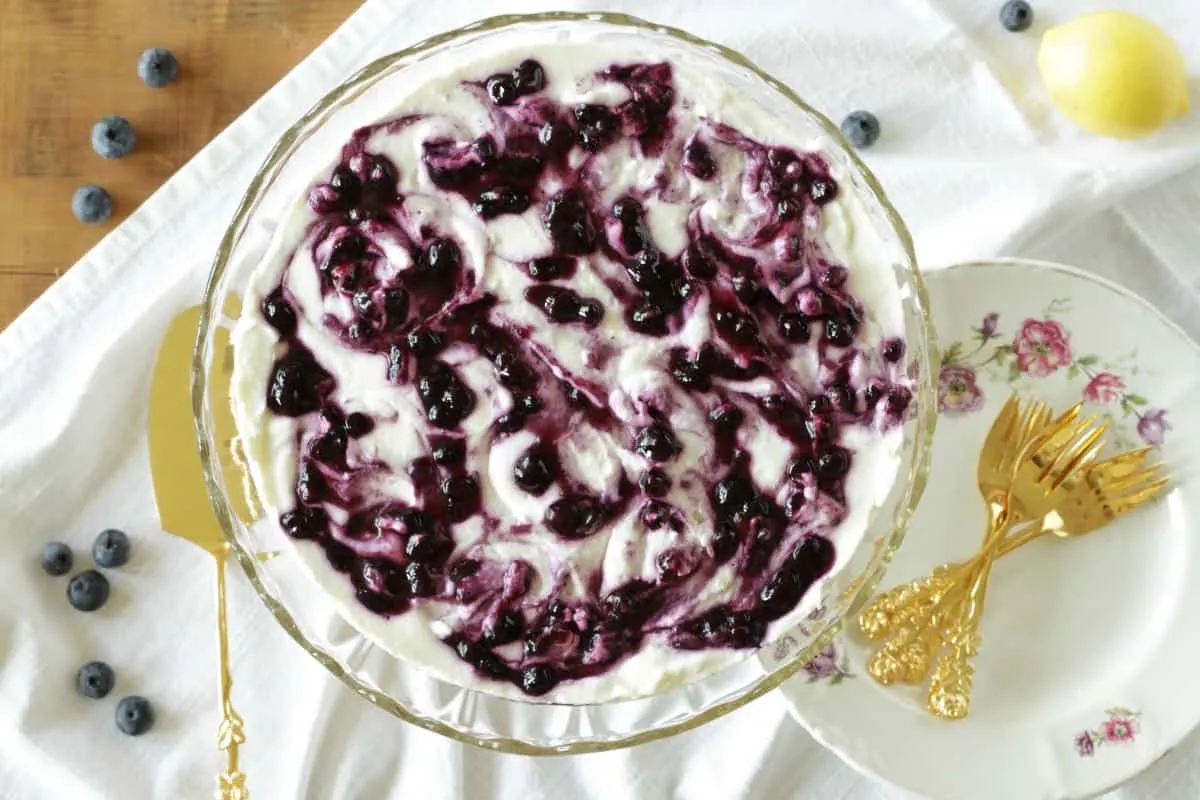 Die Füllung der Torte mit dem Blaubeerswirl wird vorbereitet