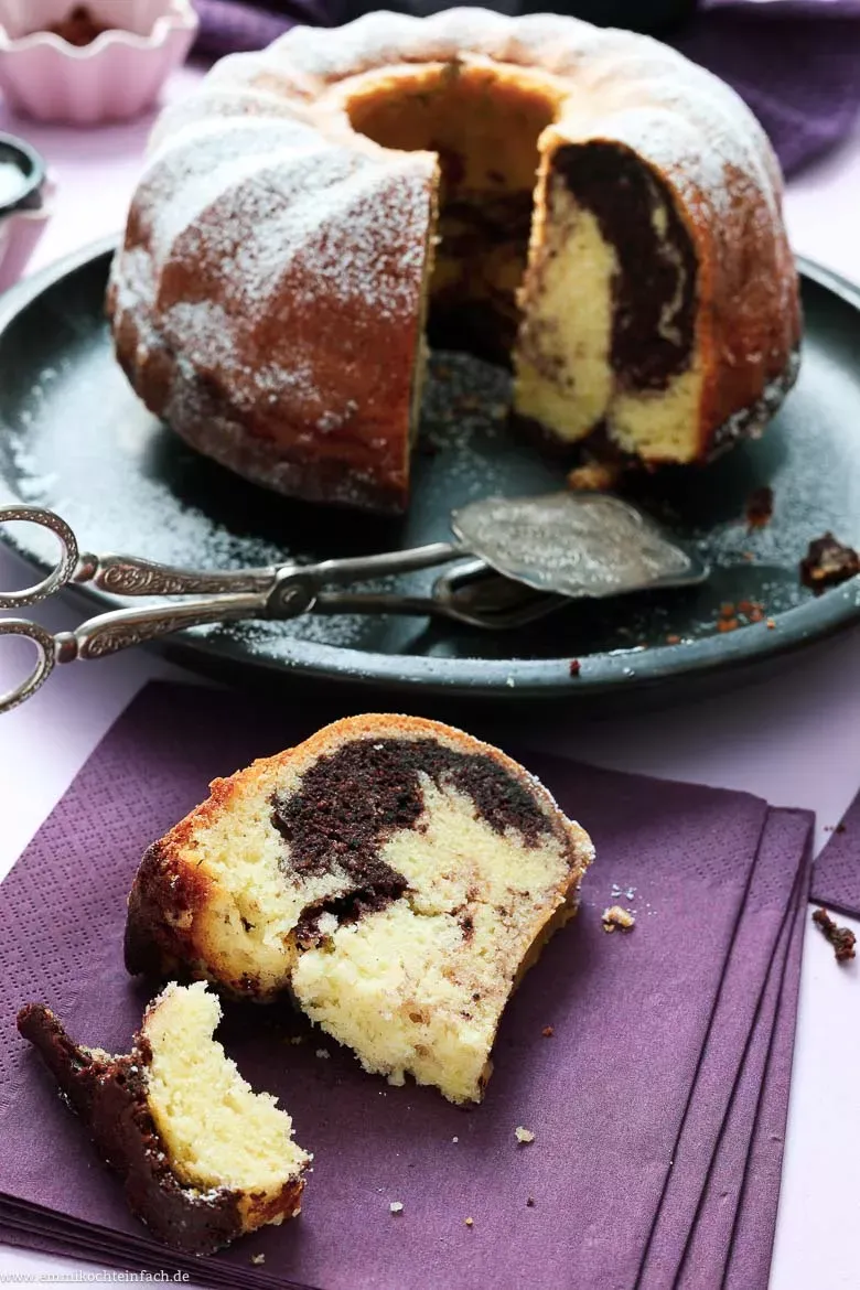 Die Grundzutaten für einen Marmorkuchen: Eier, Butter, Mehl, Zucker und Kakao.