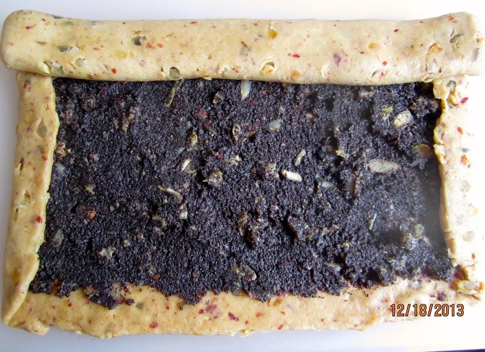 Die kurzen Seiten des Stollens einklappen und von der langen Seite aufrollen