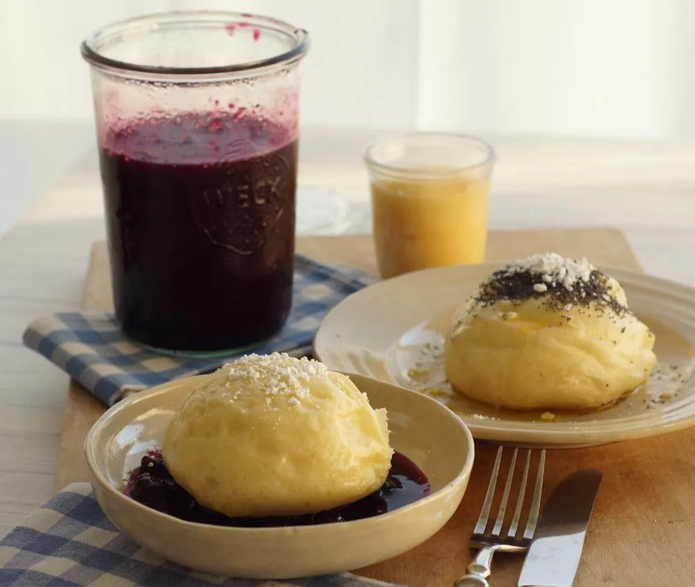 Die letzten Hefeklöße werden aus dem Topf genommen