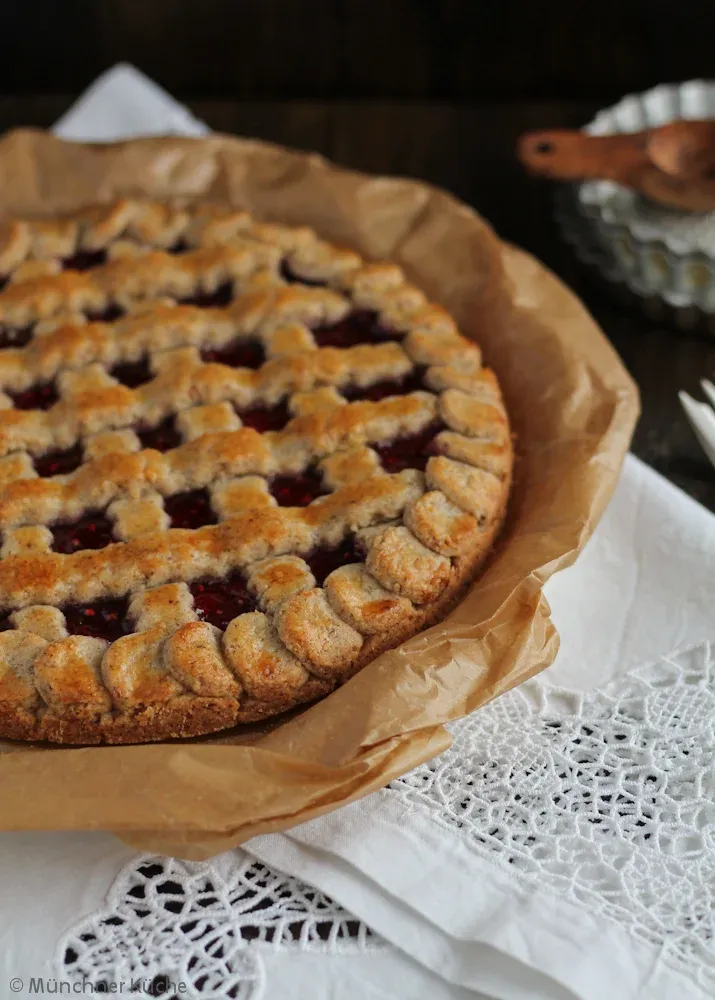 Die Linzer Torte lässt sich sehr gut transportieren und kann ruhig ein paar Tage durchziehen.