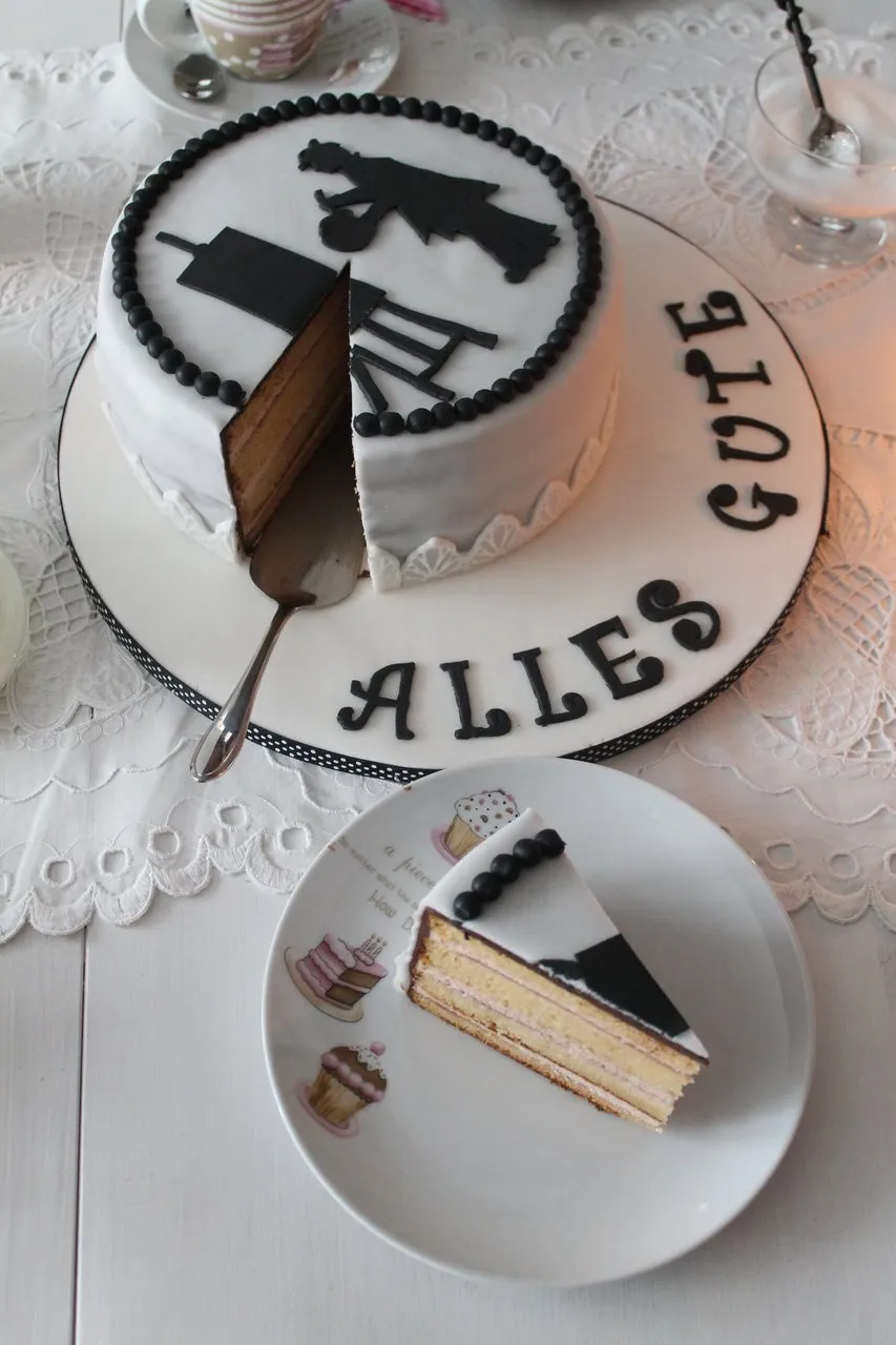 Die mit dunkler Ganache überzogene Torte bereit für die Fondantdecke