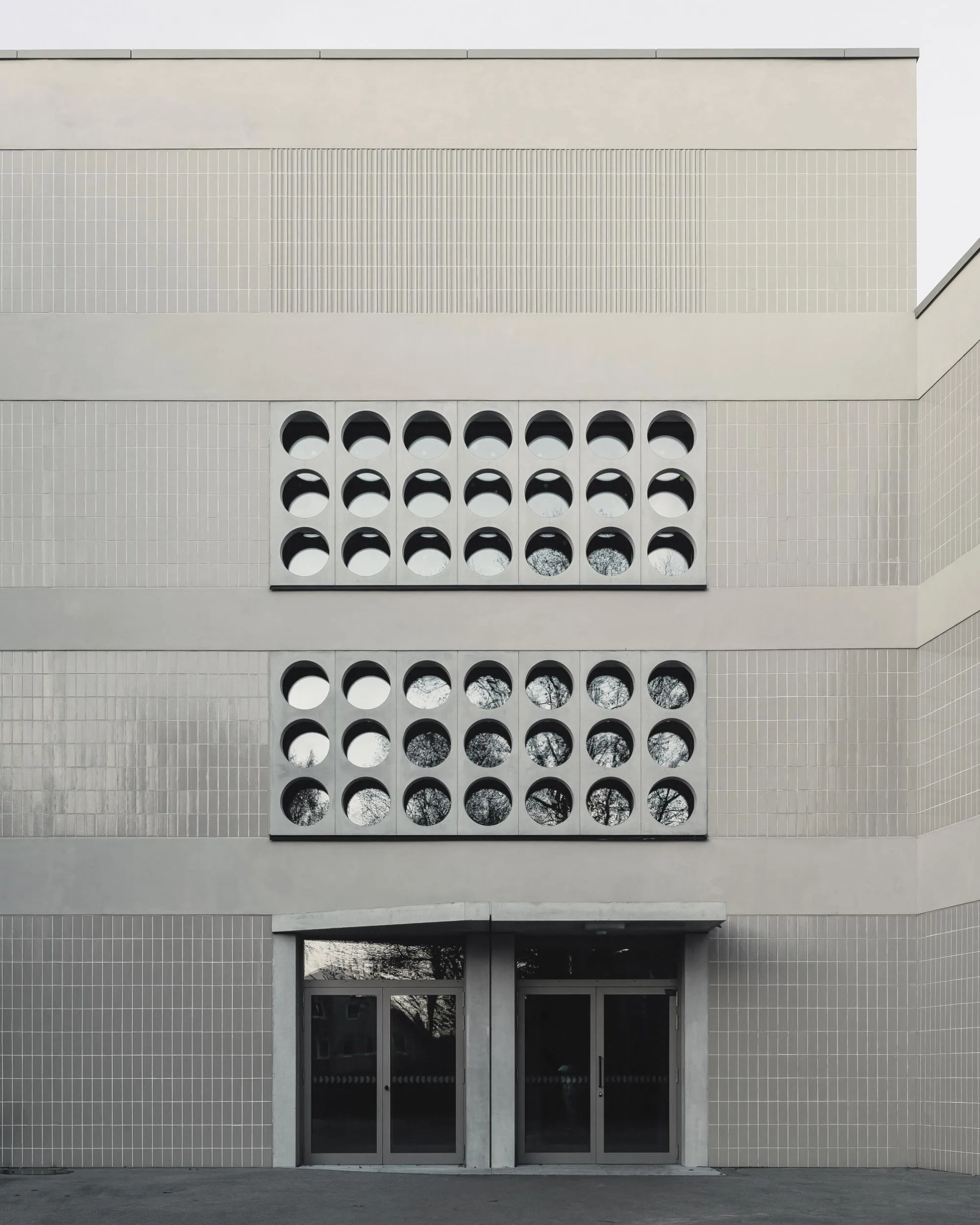 Die moderne Fassade der Lew-Tolstoi-Schule in Berlin-Karlshorst, ein Mix aus Glas und Putz.