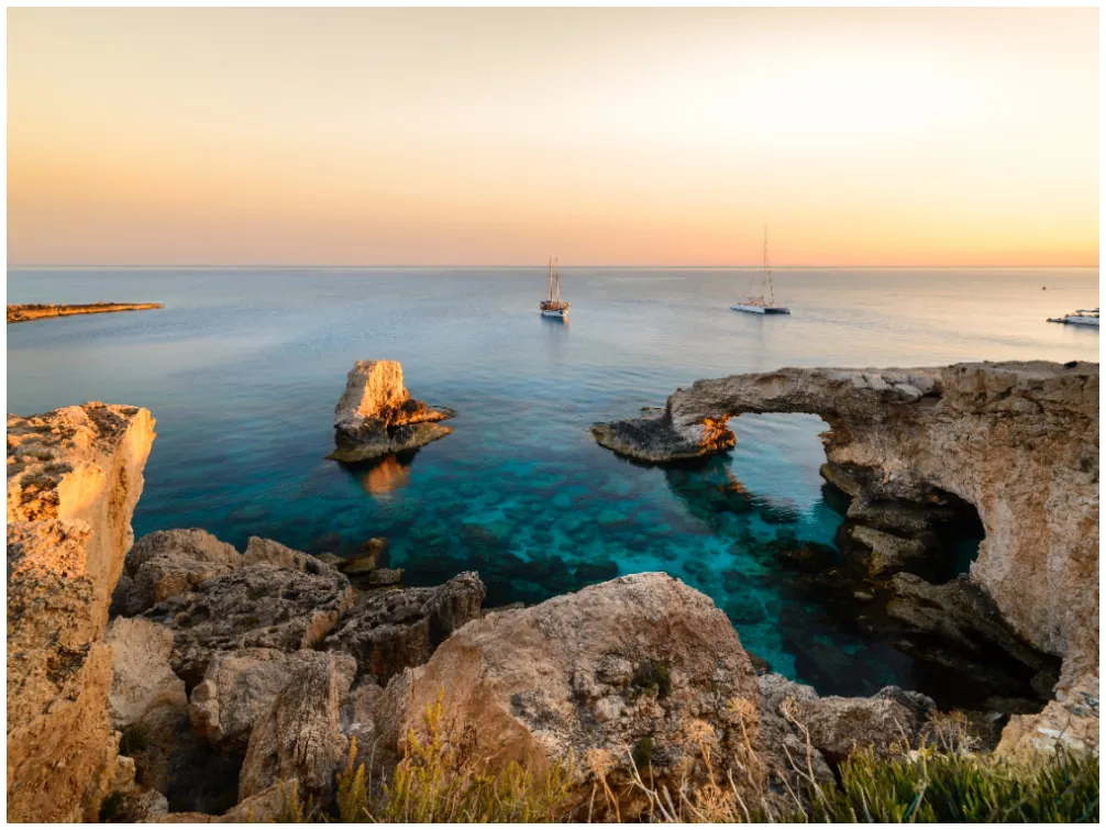 Die natürliche Felsenbrücke 'Love Bridge' in Ayia Napa, Zypern