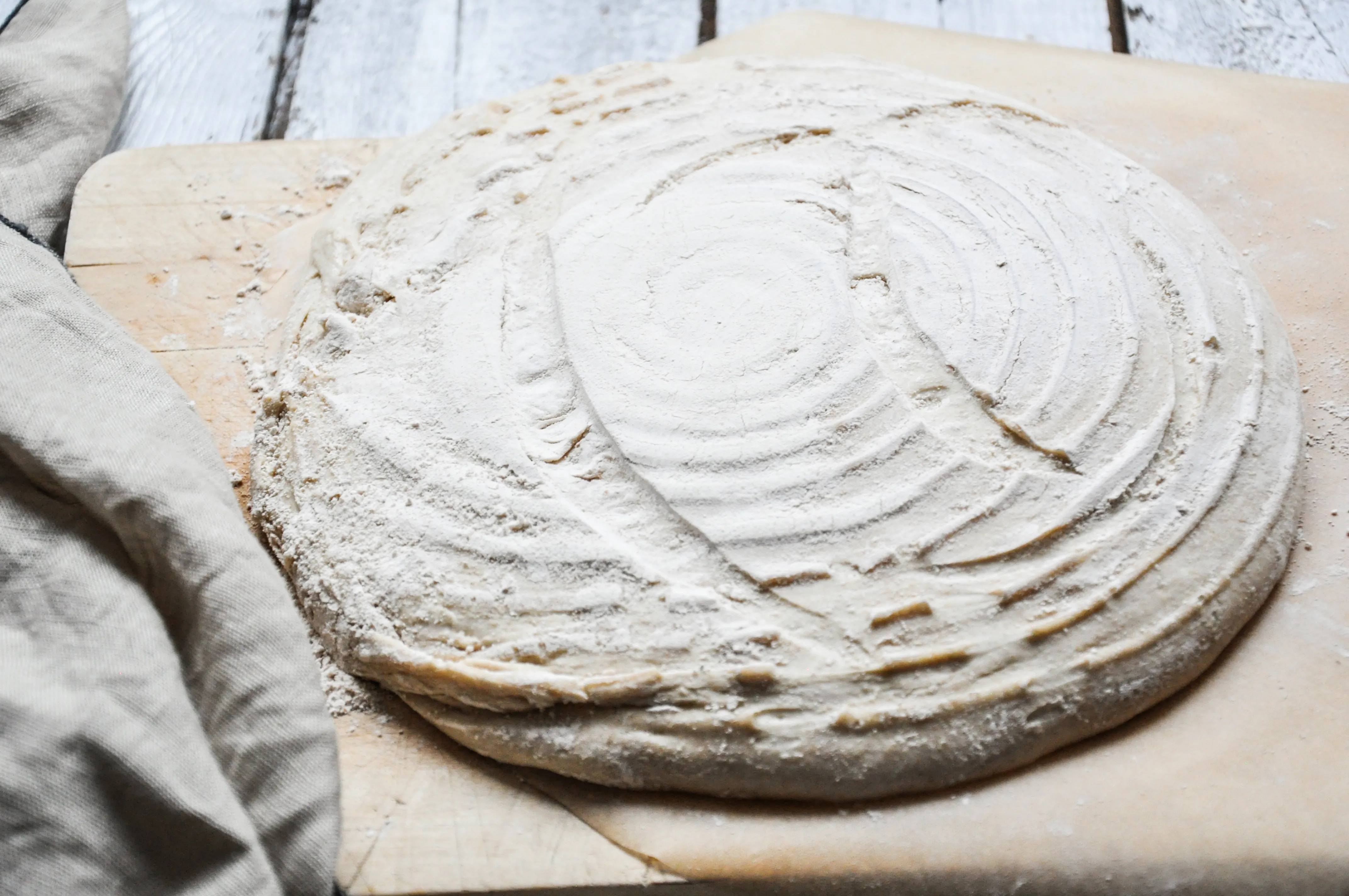 Die Oberfläche des Sauerteiglings wird vor dem Backen eingeschnitten