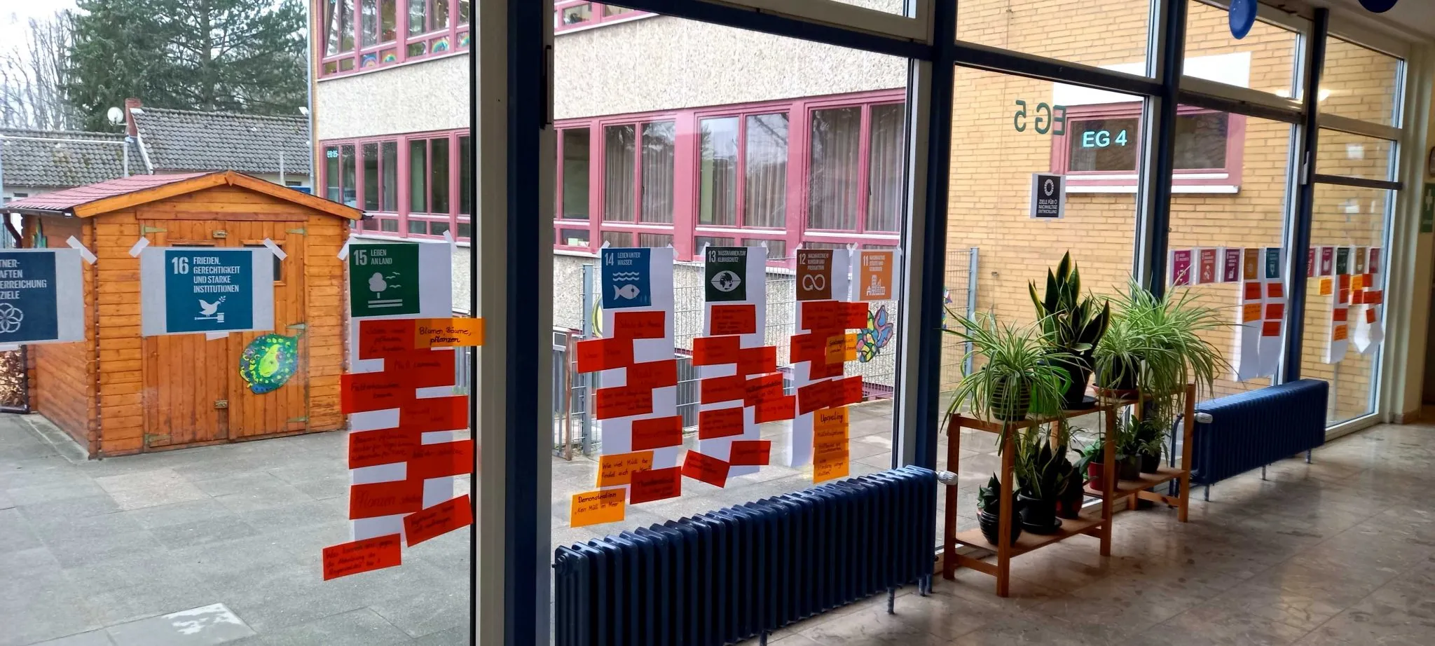 Die Pausenhalle ist gefüllt mit Ideen und Vorschlägen der Schülerinnen und Schüler