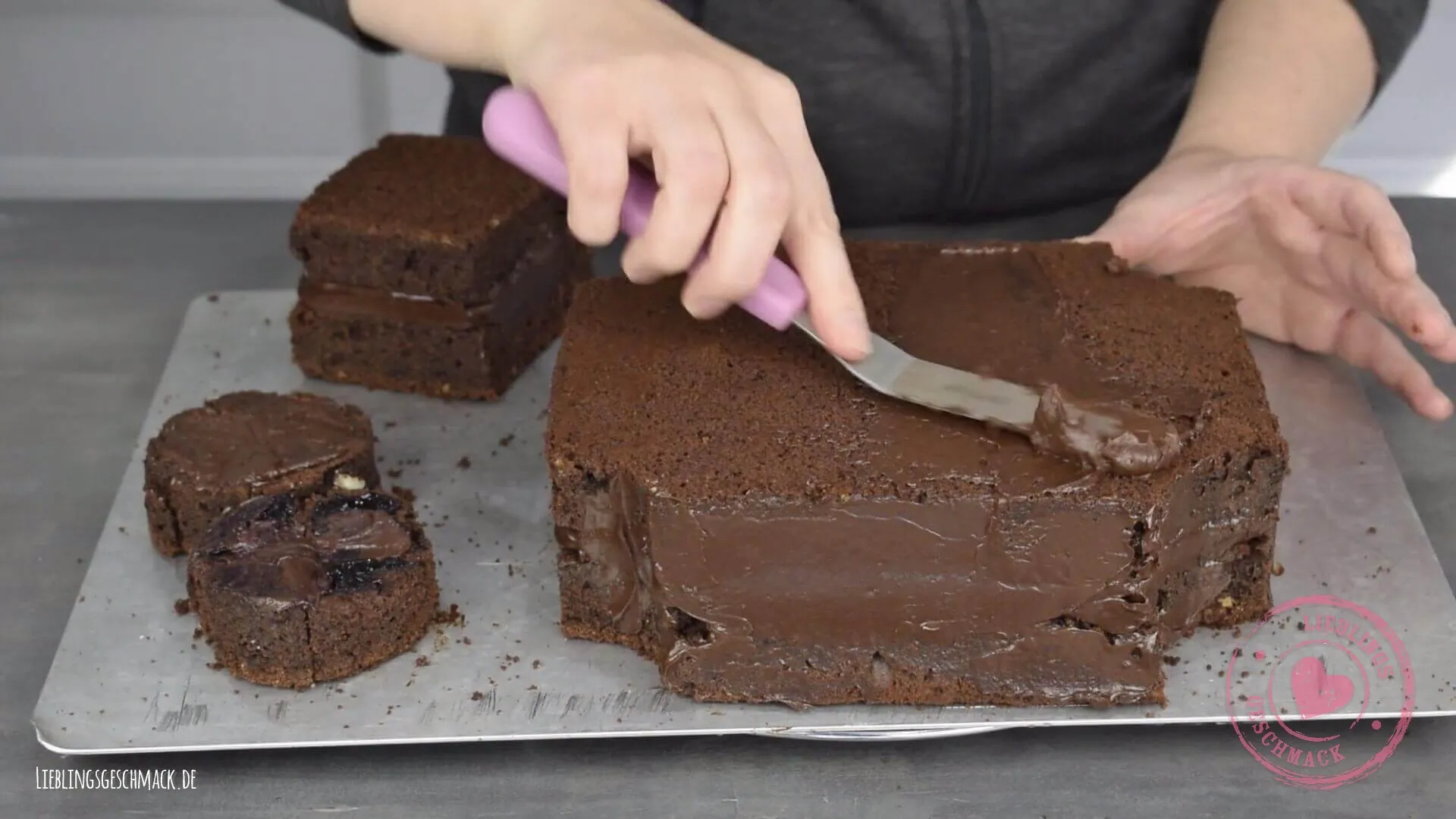 Die Ritterburg Torte wird mit Ganache eingestrichen, um Krümel zu binden und eine glatte Oberfläche zu schaffen