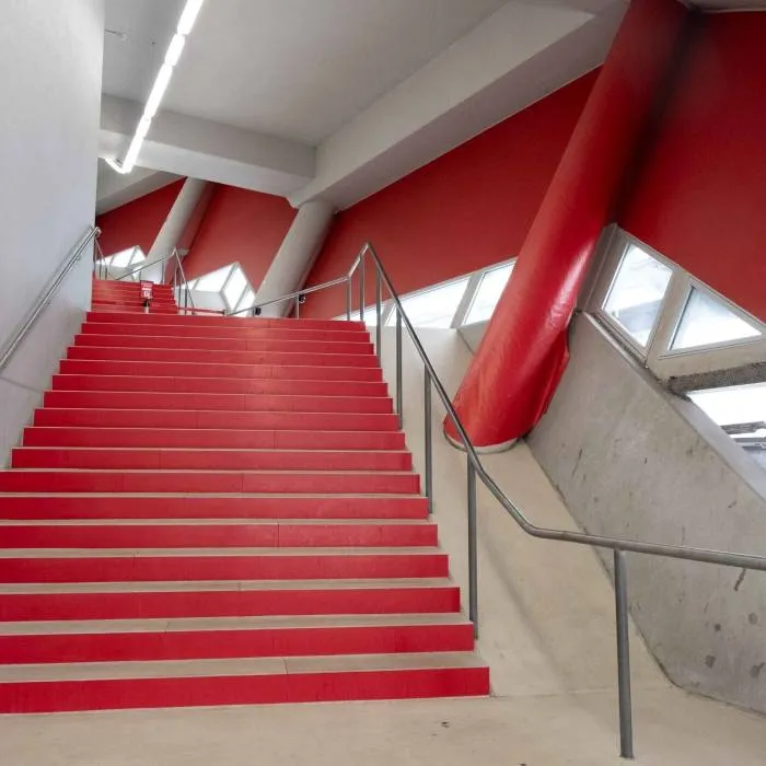 Die rote Treppe des FC Bayern München Museums in der Allianz Arena