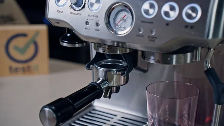 Die Sage Barista Express präsentiert sich elegant in gebürstetem Edelstahl.