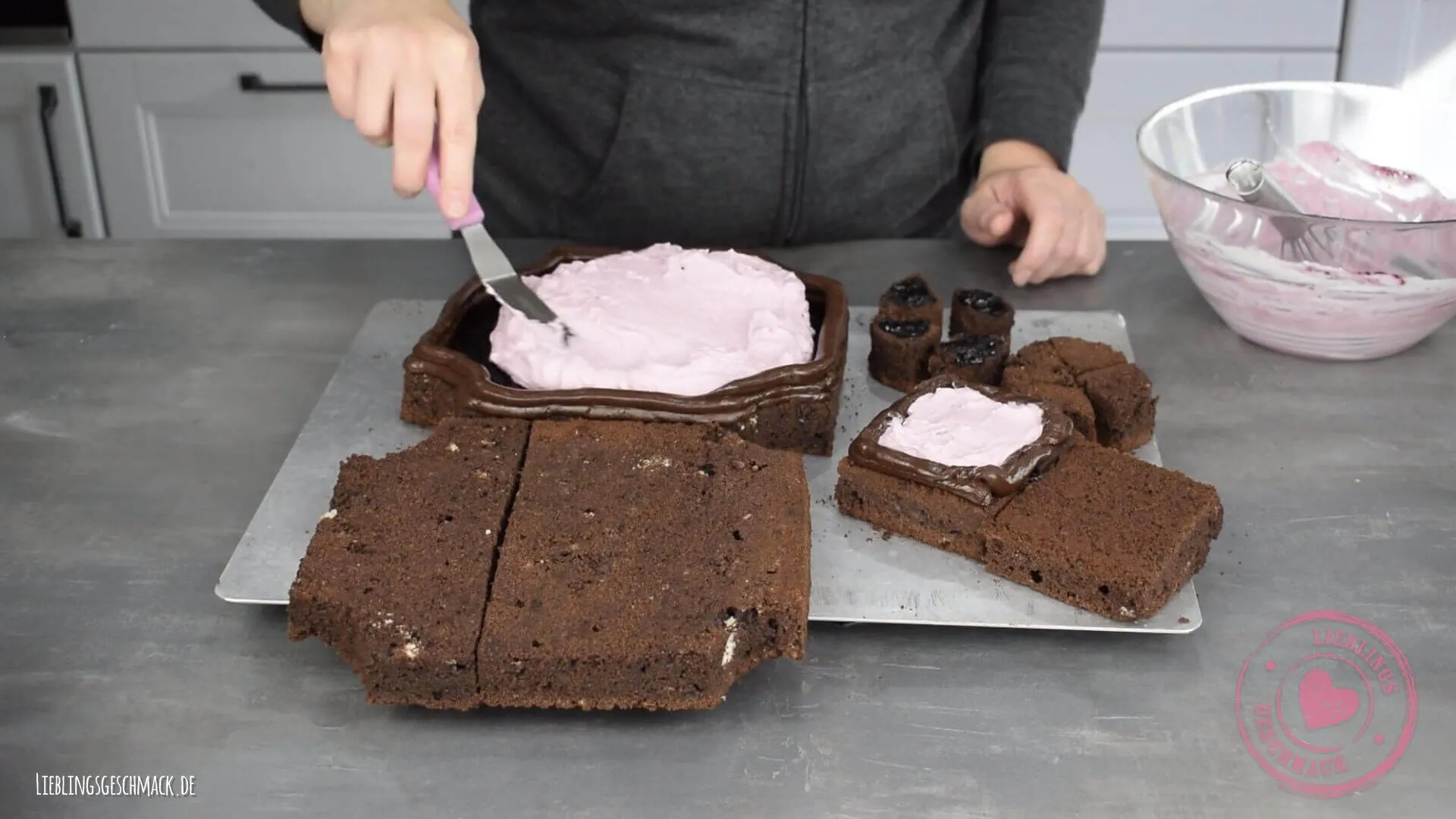 Die Schichten der Ritterburg Torte werden mit Füllung und Ganache gestapelt