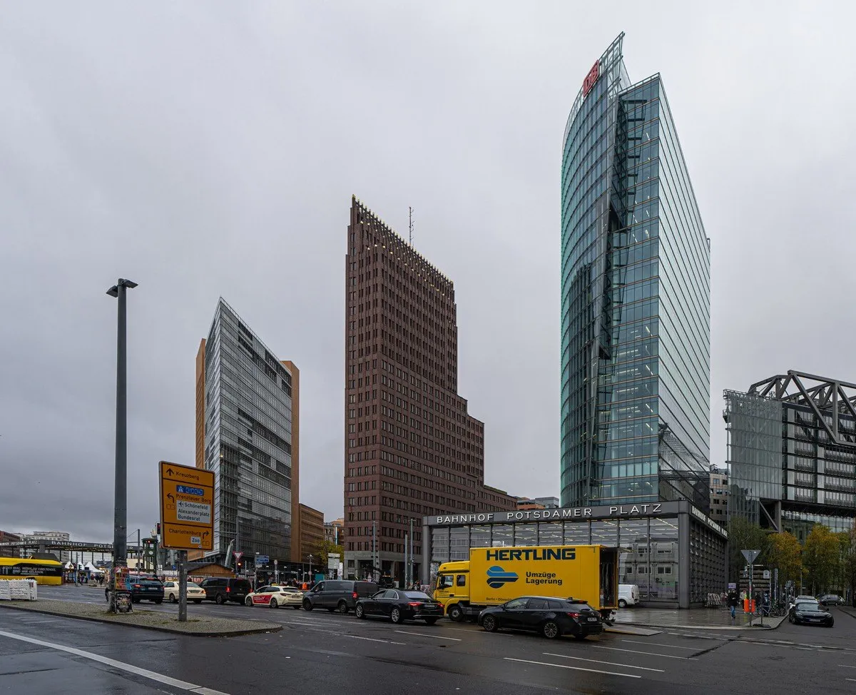 Die Skyline von Berlin mit modernen Gebäuden unter einem grauen Himmel