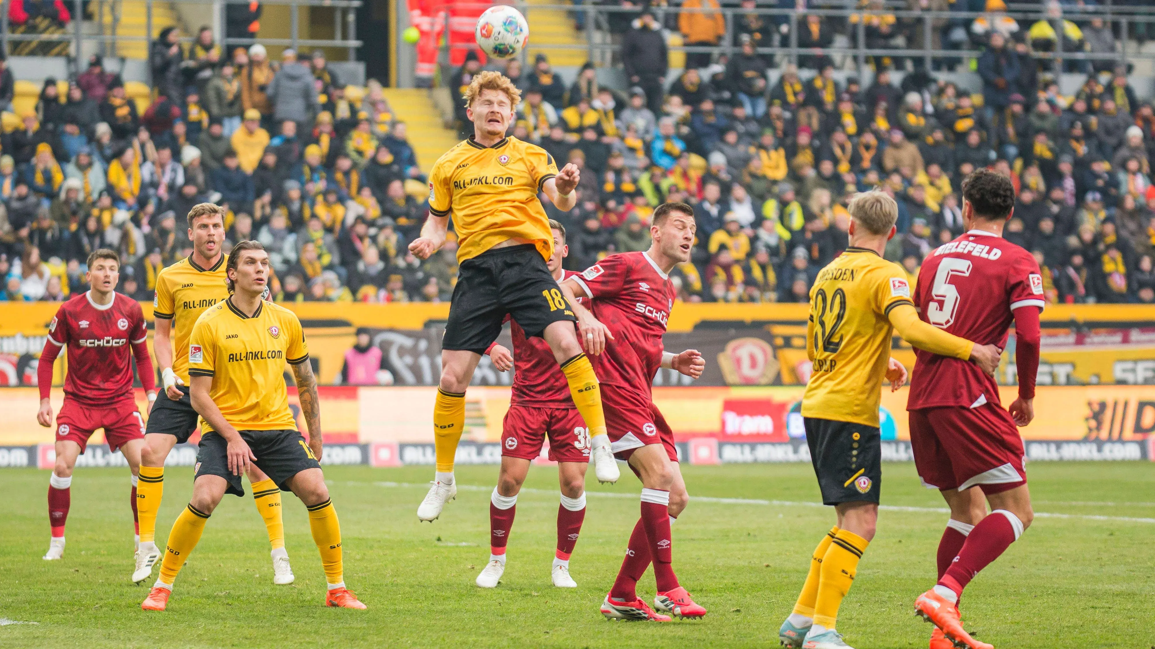 Die Spieler von Dynamo Dresden feiern ein Tor vor ihren Fans