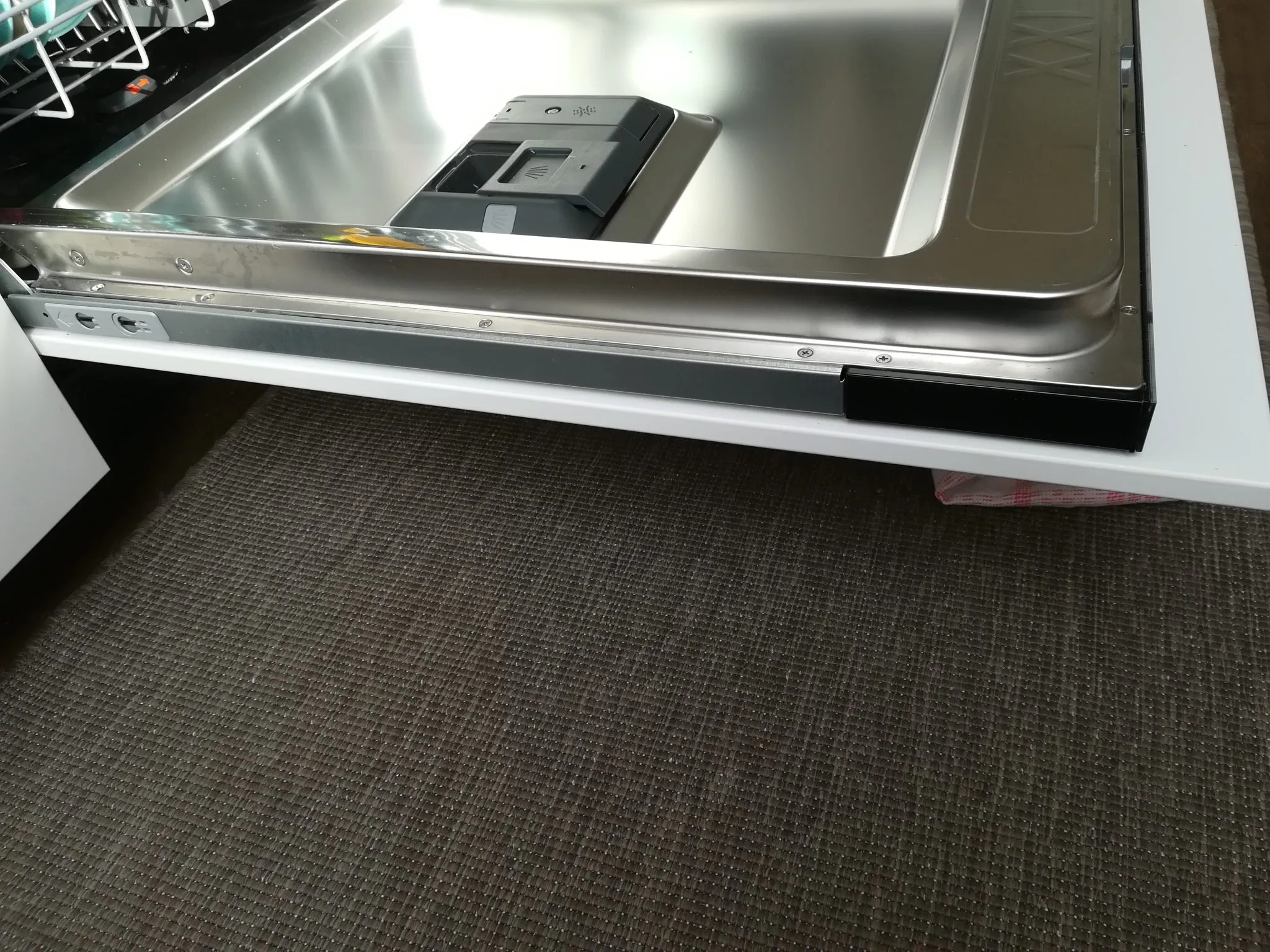 Die Spülertür und Front im aufgeklappten Zustand, von vorne fotografiert.